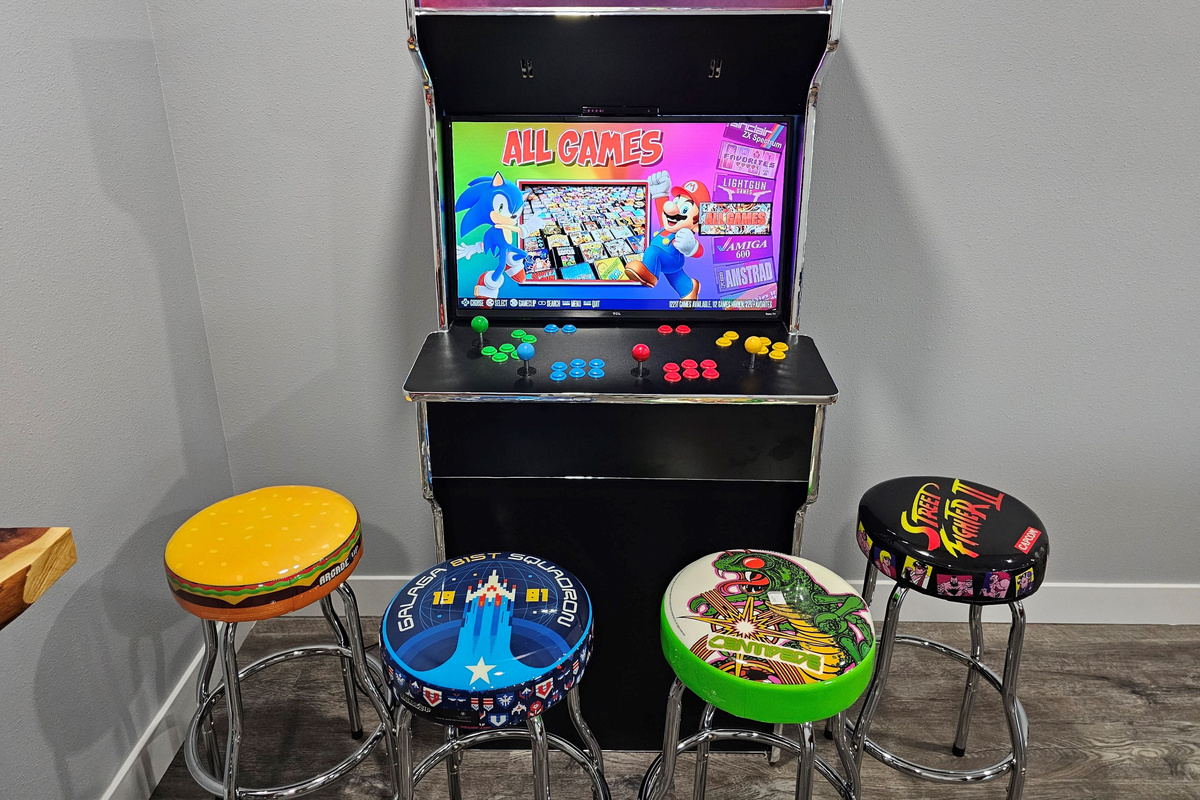 4 player retro arcade with over 10,000 games.