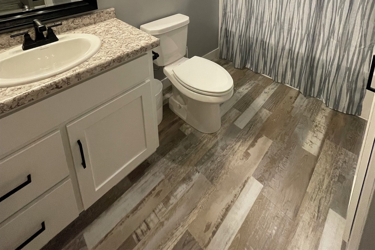 House 2 - bedroom 3 en-suite bathroom