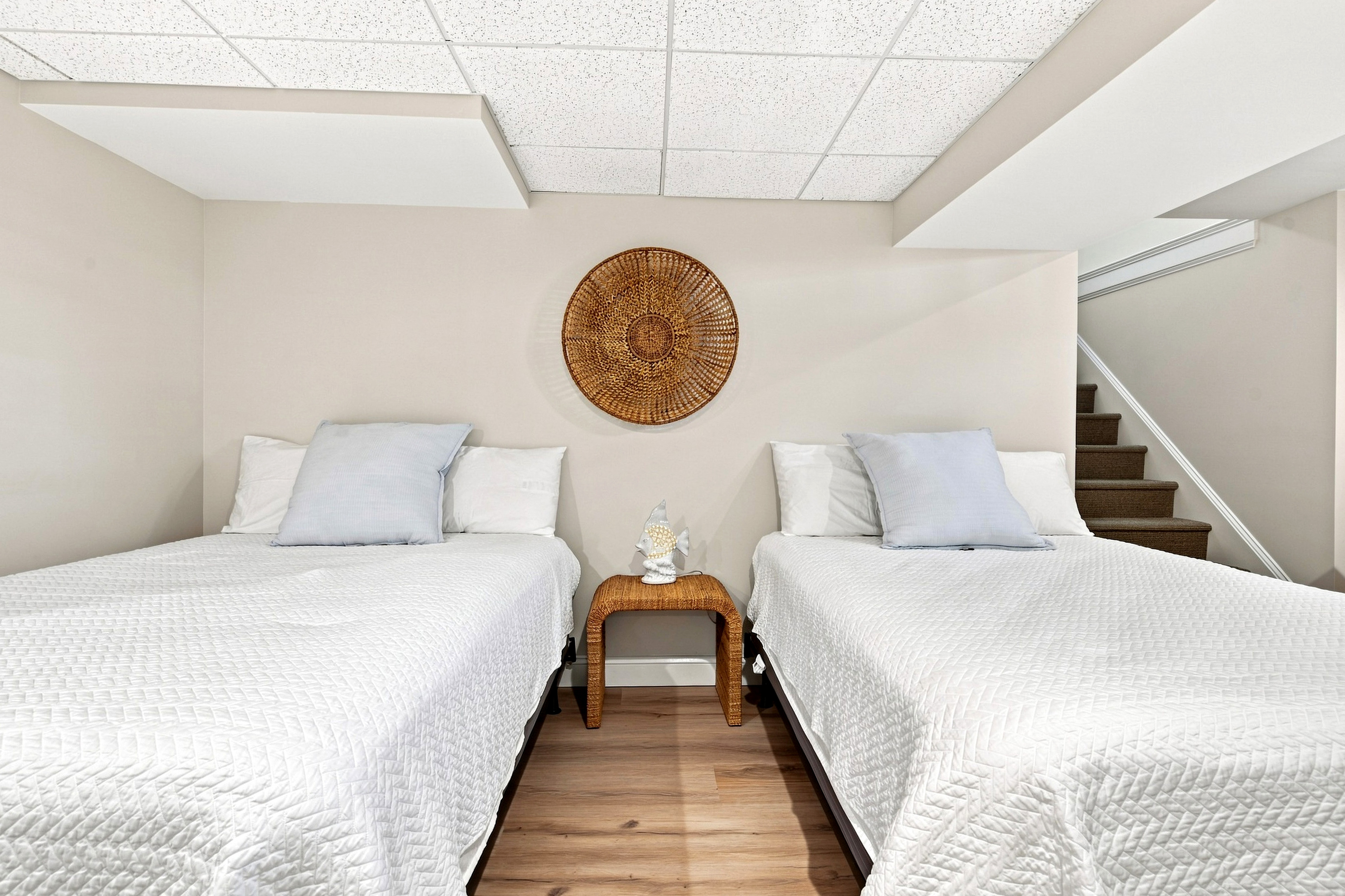 Two additional beds provide flexible sleeping space for families and groups traveling together.