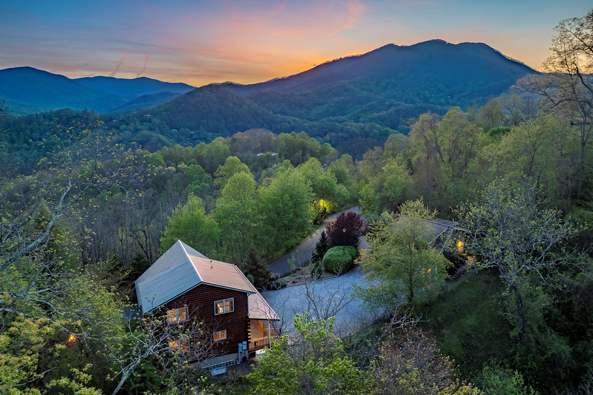 Scenic Retreat: Breathtaking mountain views and serenity await in Waynesville's natural beauty!

