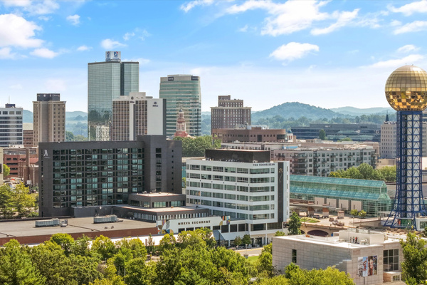 Walking distance to downtown Knoxville, Neyland stadium and UT campus!