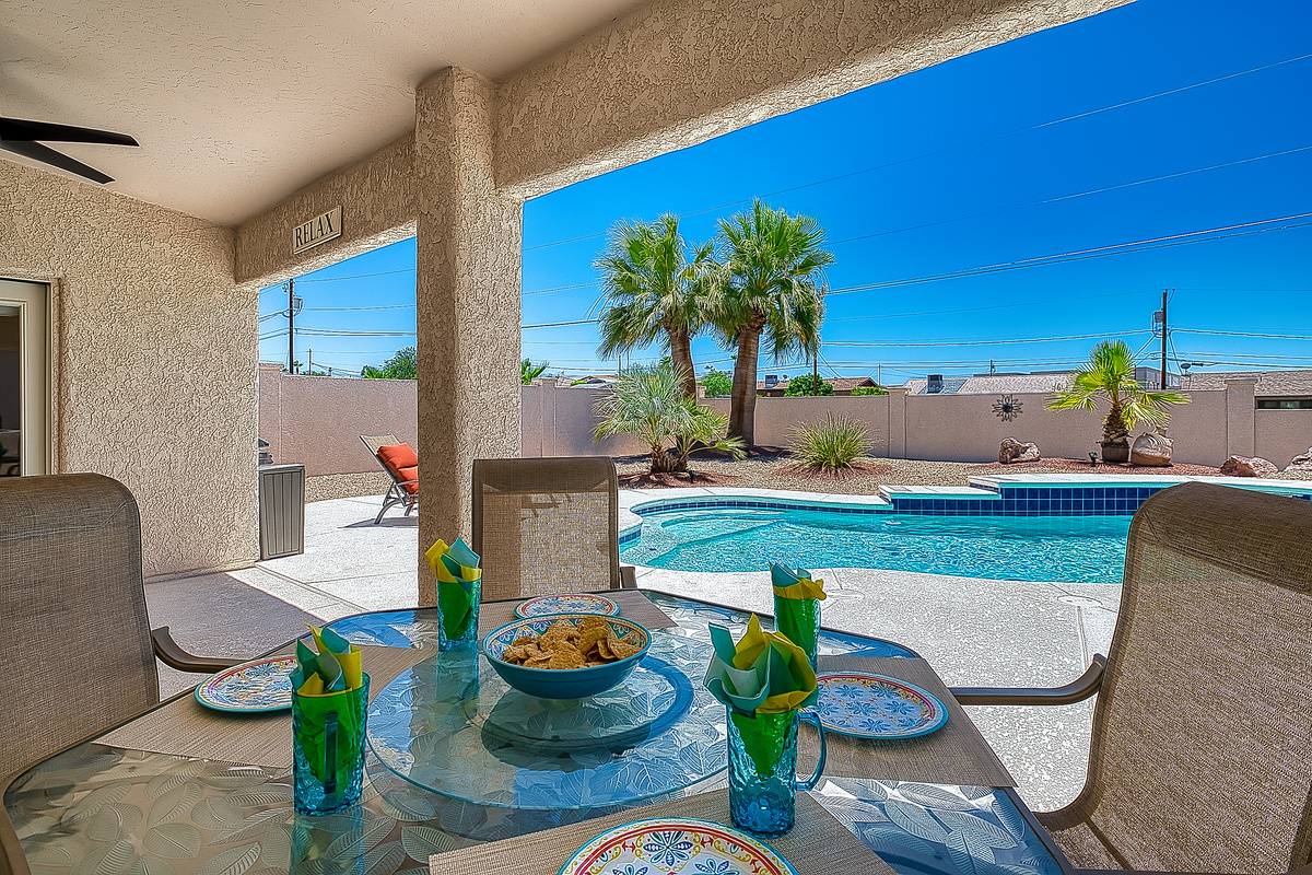 Outdoor dining, pool side