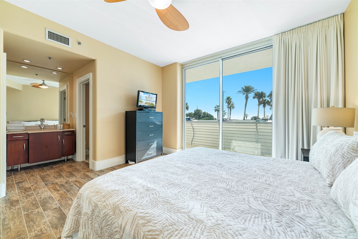 Enjoy the best of indoor-outdoor living. This guest room , offers a refreshing perspective of the surrounding area and a bright, airy extension of your living space.