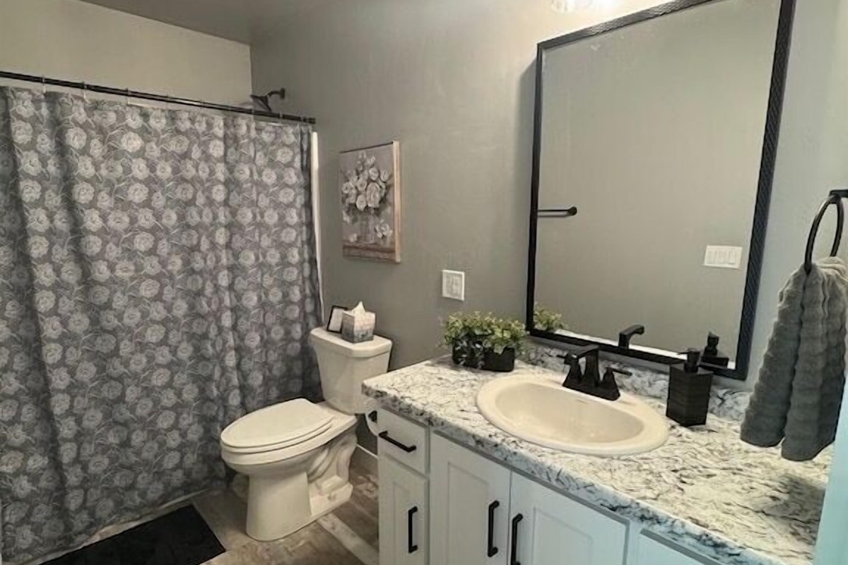 House 3 - bedroom 4 en-suite bathroom