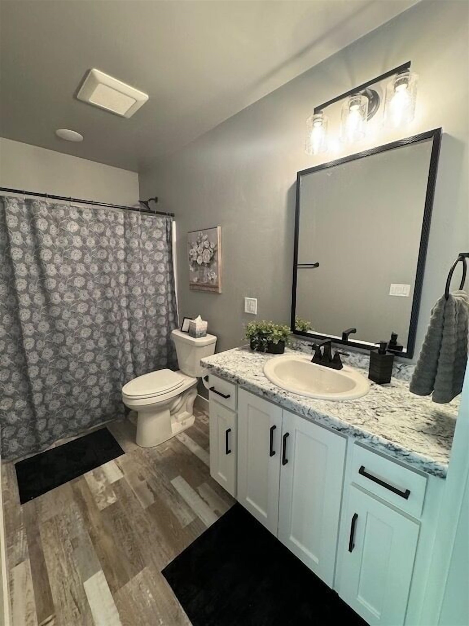 House 3 - bedroom 4 en-suite bathroom