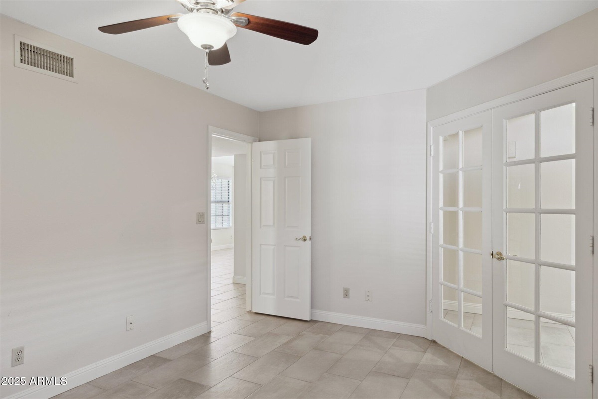 Bedroom 4/Office: Smart TV, Trundle XL Twin in Soon, Area Rug, Curtains for Door