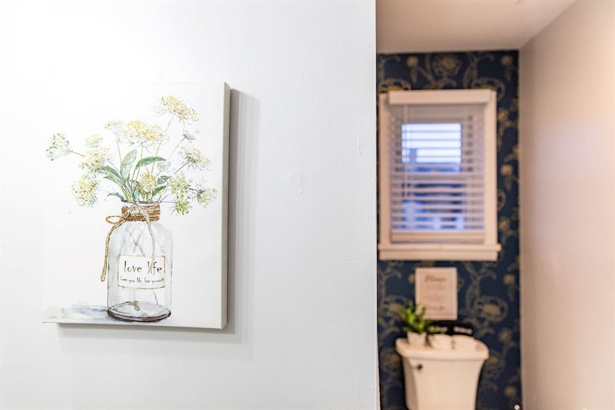 You’ll have all of the bathroom essentials, such as a hair dryer, toiletries, and towels – including makeup towels –in the full bathroom.