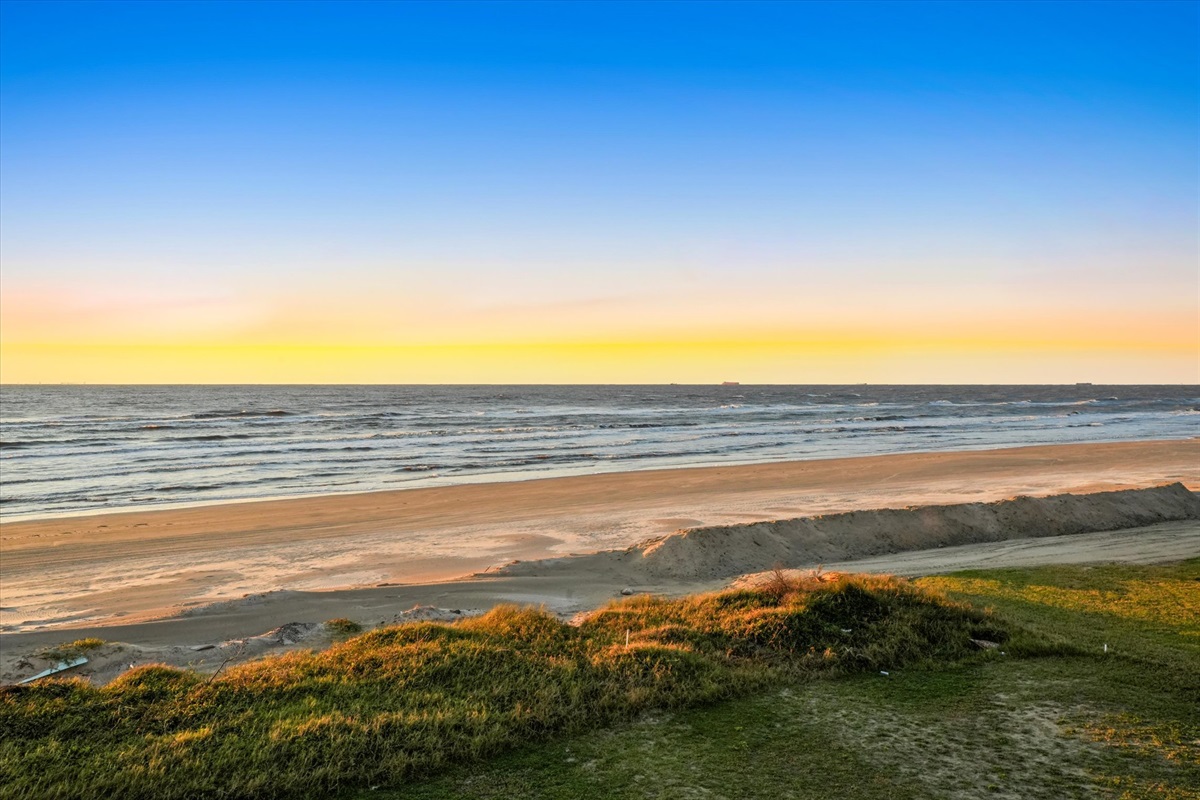 44bfe87bb18244ffad5f7c4b6069e606 Large | Beachhouse | Texas | TX | Vacation Homes | Galveston | Crystal Beach | Kokomo | Breezy Days | Beachfront Elegance | Sunrise Serenity | Southern Sands Property Management, LLC
