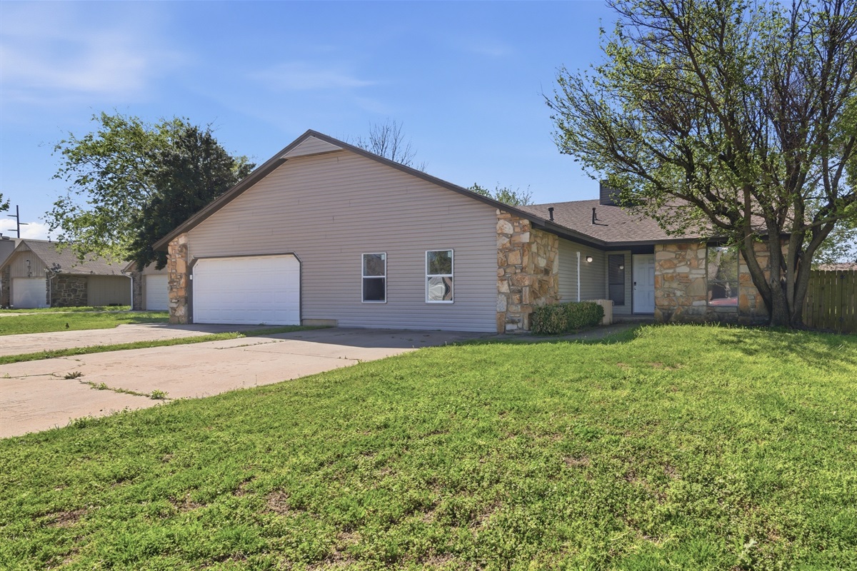 Front yard, this unit is the right side of a duplex, of which the other side is also a nightly rental.