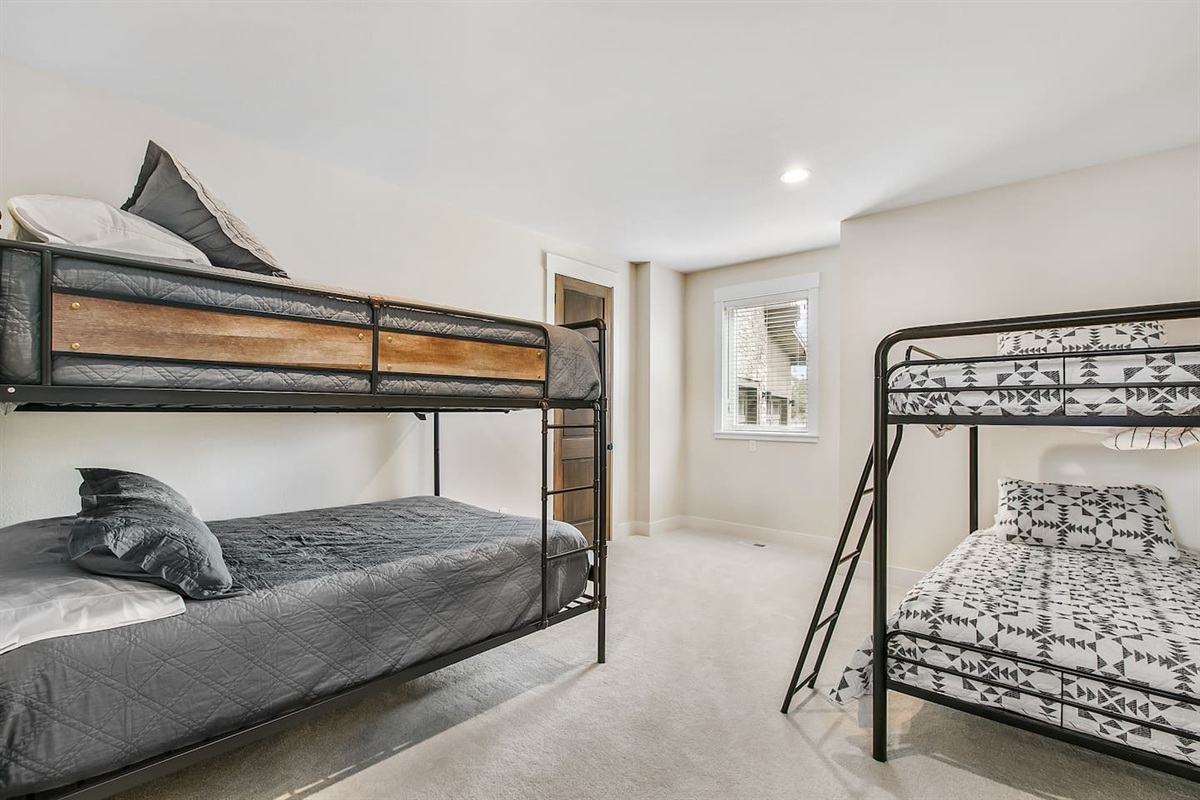 Bunk Room
-Queen over Queen
-Twin over Twin