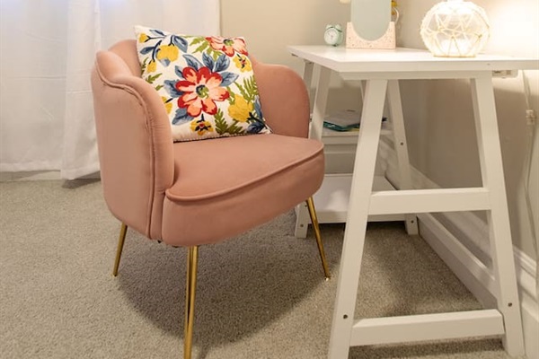 Should you have remote-work needs, you’ll find a comfy chair with desk in the second floor’s cozy Twin Room.