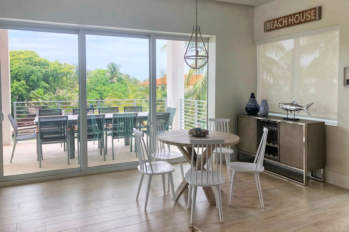 Breakfast Table Overlooking The Pool and Canal