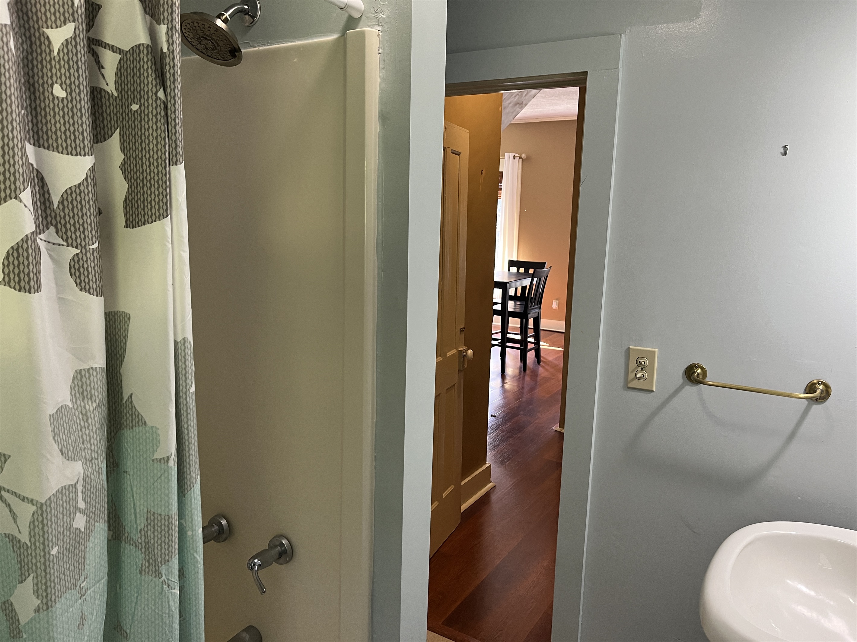 2nd floor apt bathroom with tub/shower
