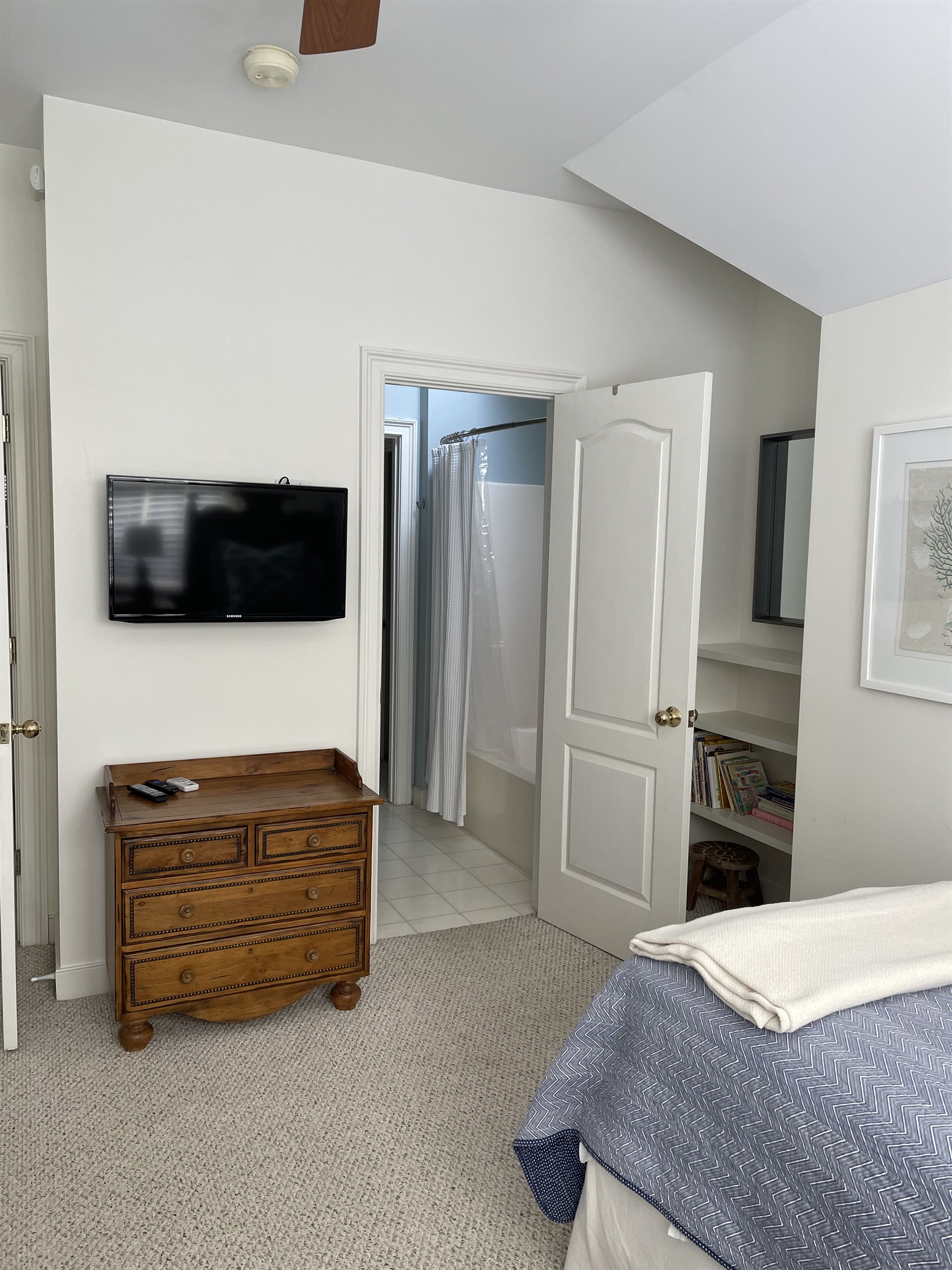 Twin bedroom entrance to upstairs full bath