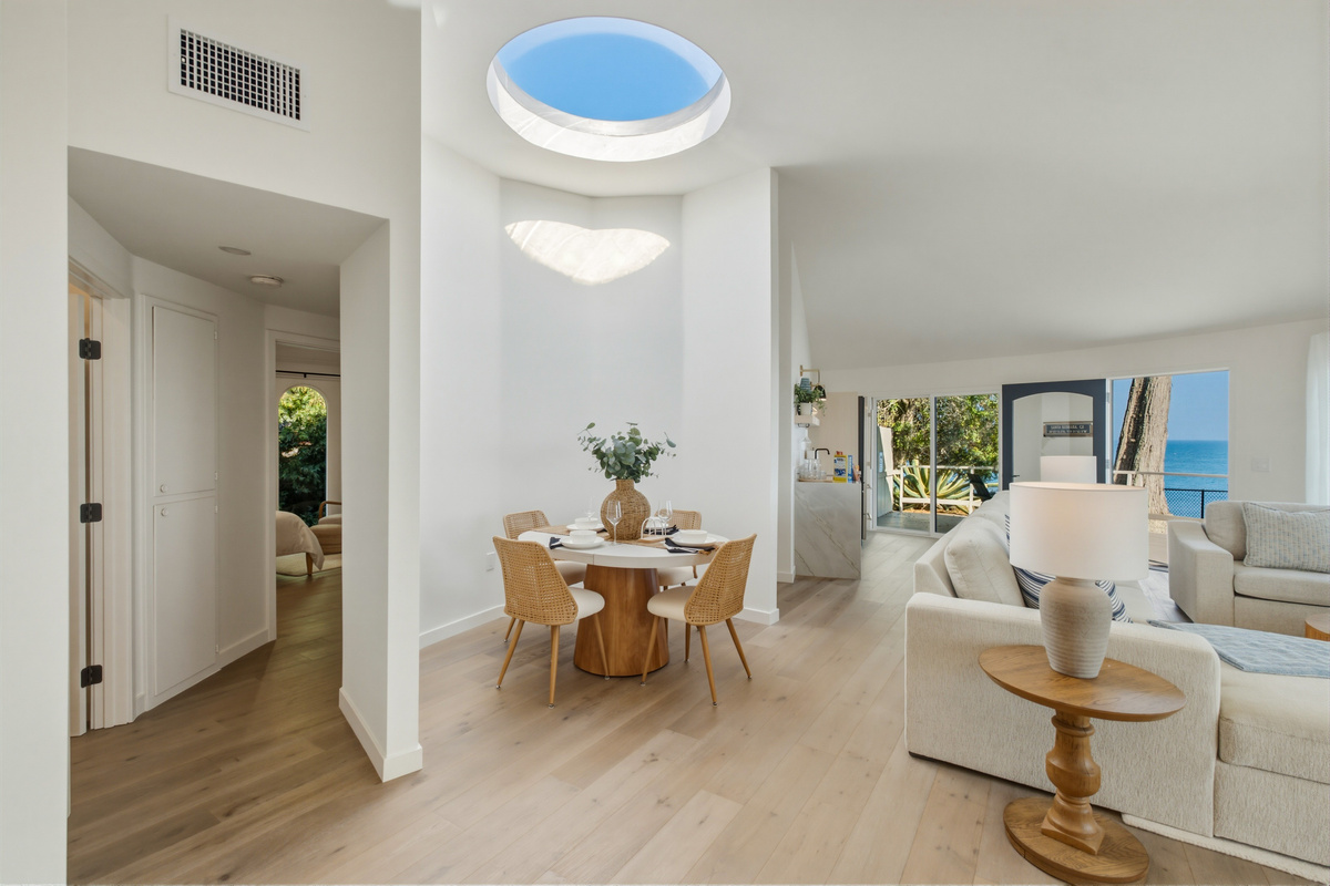 Dining table that expands for six