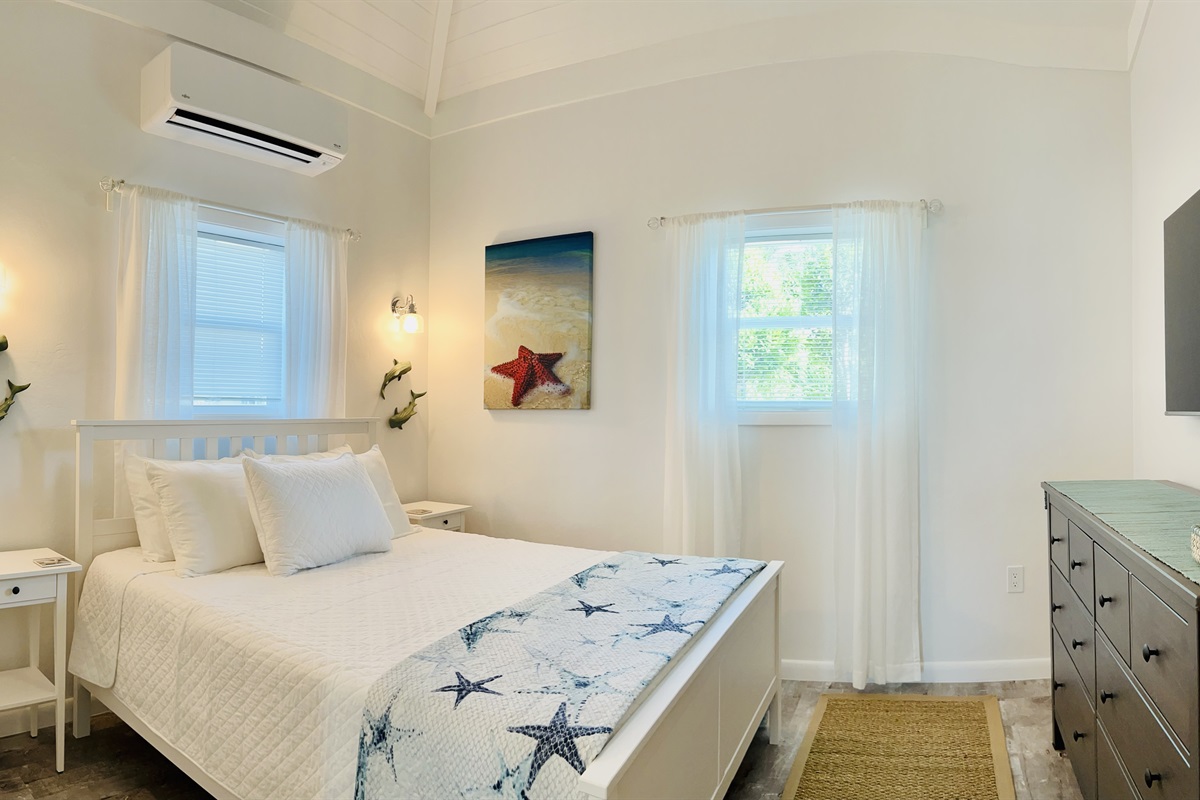 STARFISH BAY Garden guest room with queen size bed. Separate A/C unit for your comfort