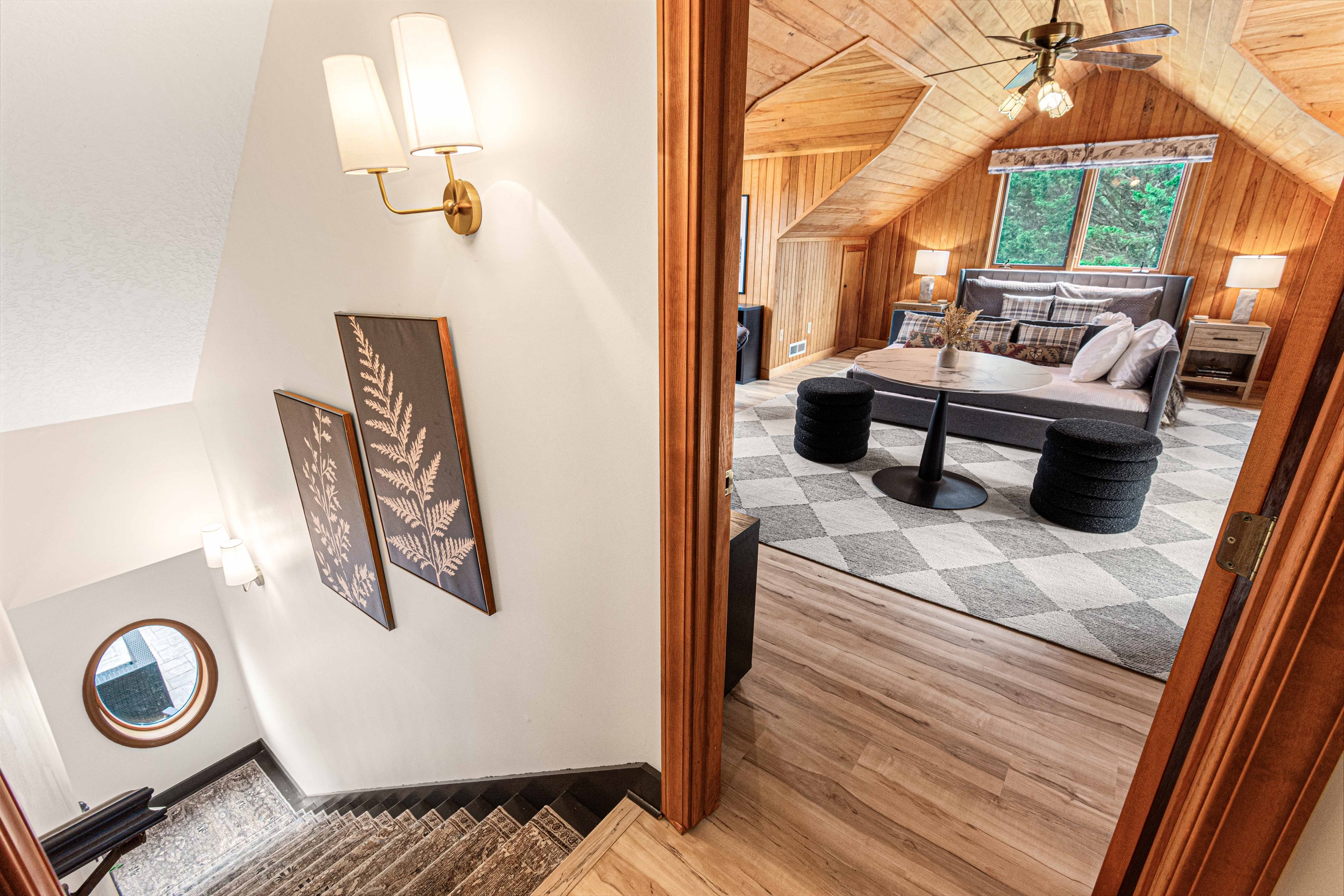 Directly above the Biltmore and Laurel Falls Bedrooms, is a lovely primary suite - Tanbark Ridge. Tucked beneath vaulted wood ceilings, this space is a cozy yet luxurious retreat.🌲🛏️✨