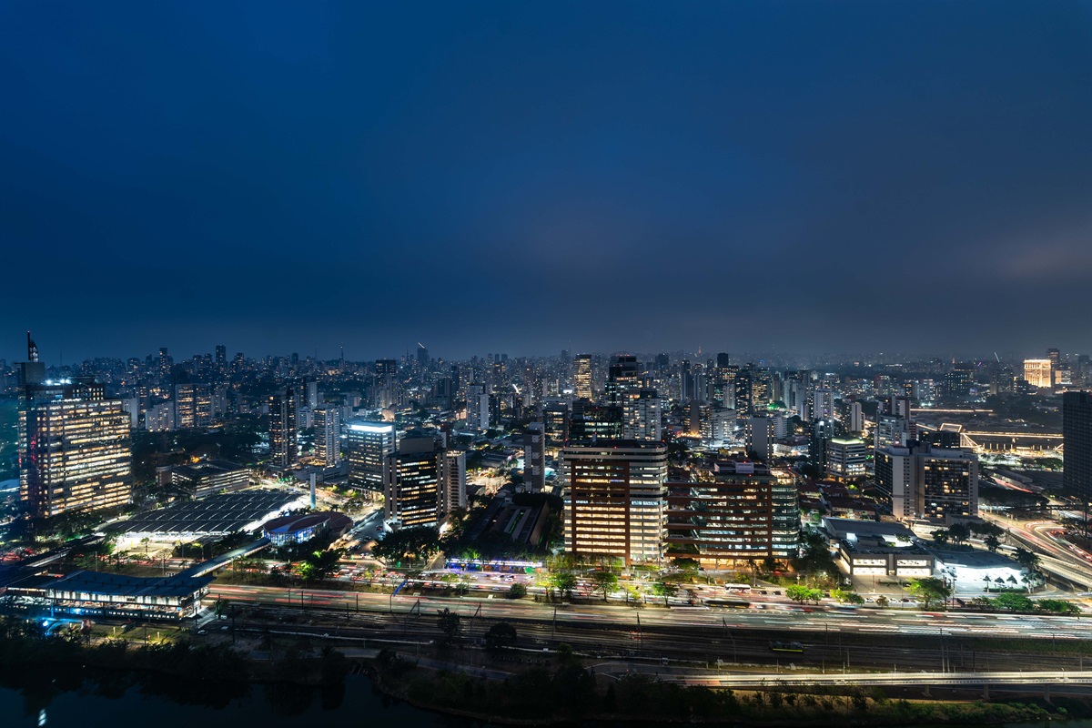✨ Vista noturna incrível de São Paulo direto da janela do apartamento no 34º andar.
