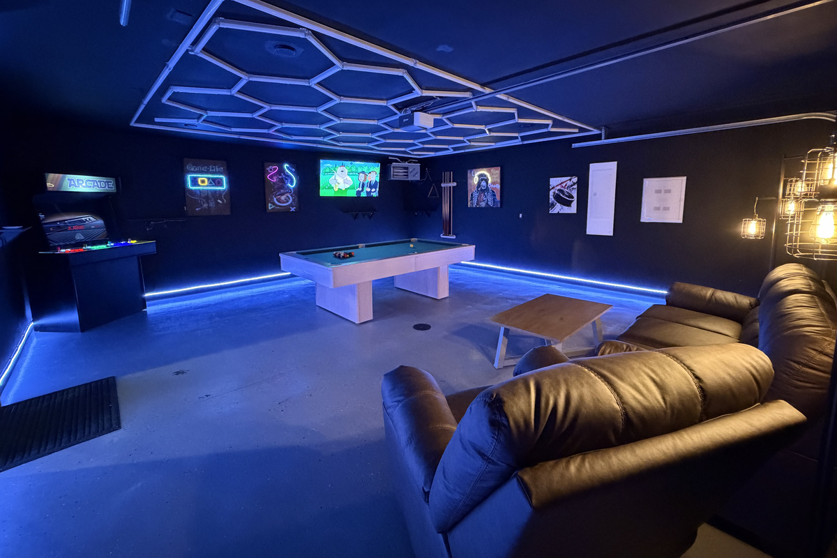Garage Game Room. Arcade, Pool Table, Couch, Recliner 60" TV