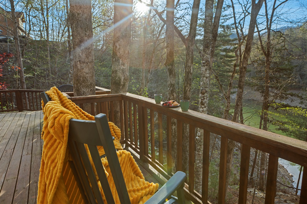 Deck: Relax with stunning views, morning coffee, and a vibrant blanket under the sun!