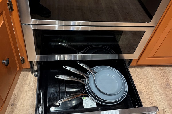 Double oven with various pans