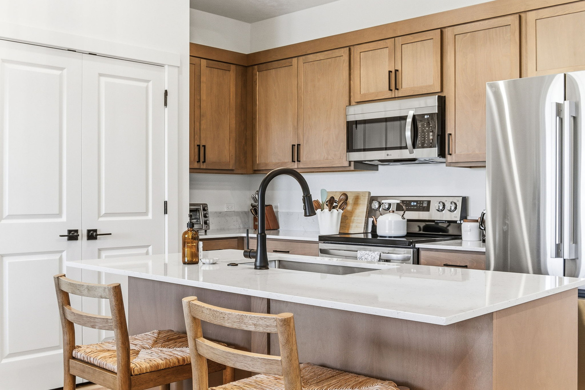 Coffee at sunrise. Charcuterie in the afternoon. Dessert after dinner. This spacious island is the heart of the home, and everyone's favorite gathering spot.