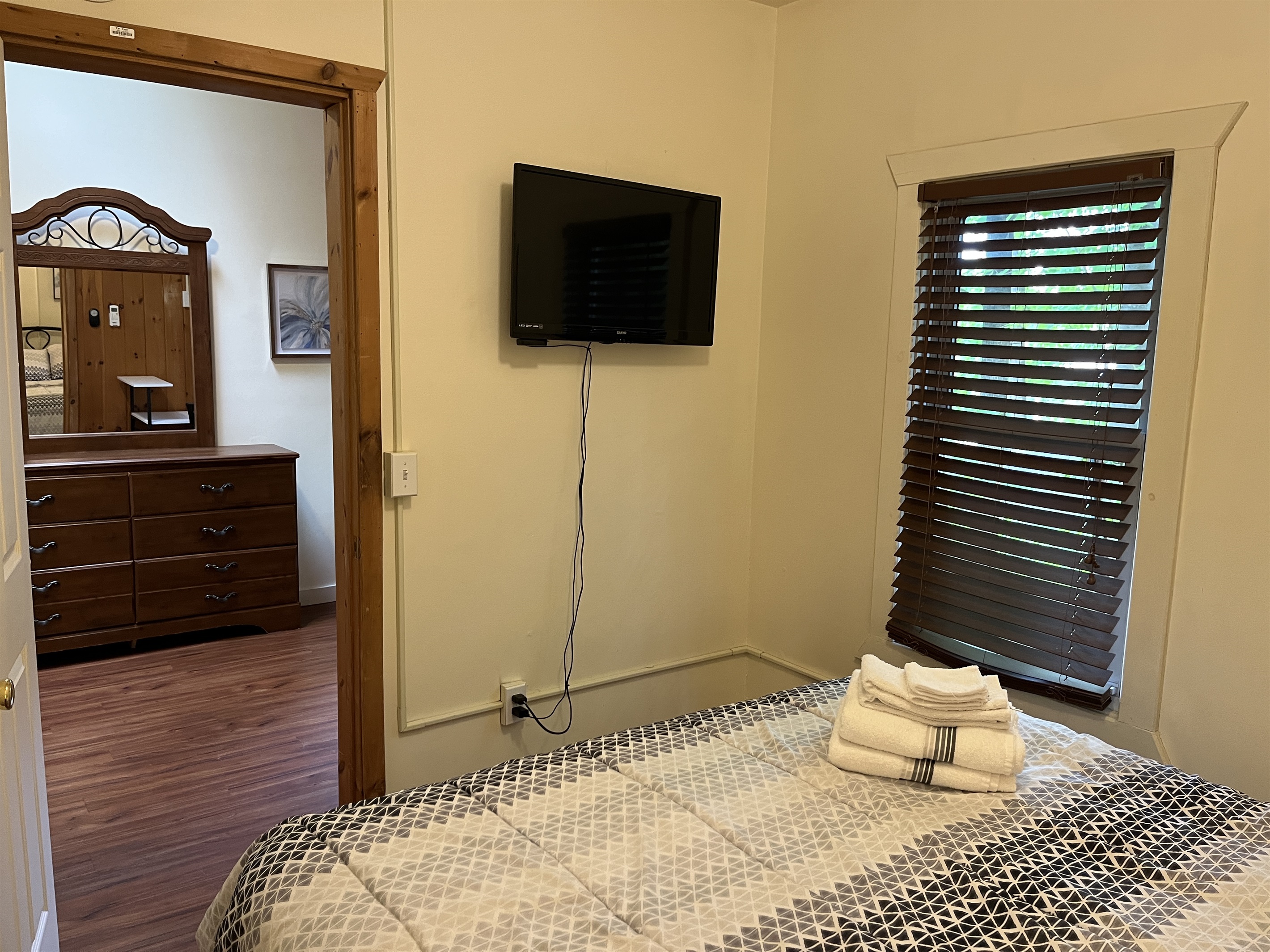 Queen bedroom 1 with office area beyond