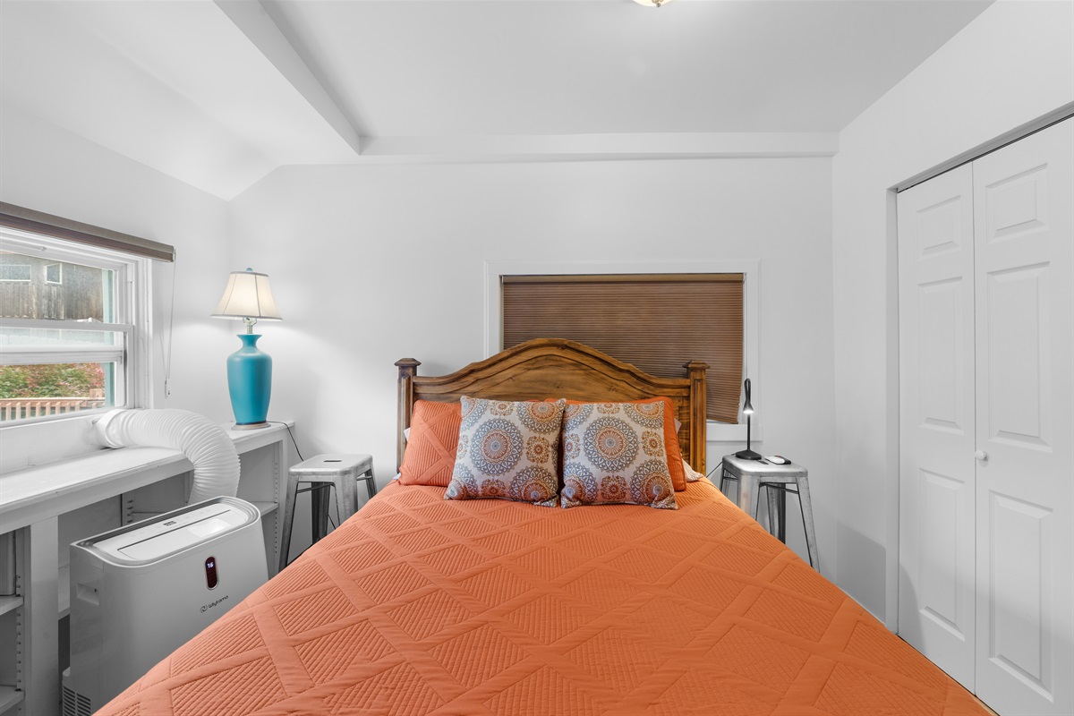 Main bedroom- Queen bed