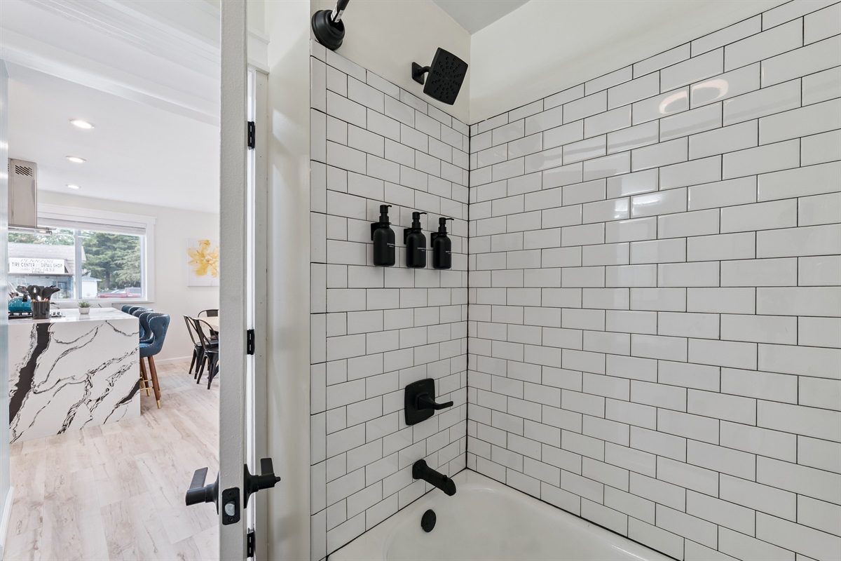Full bathroom, brand new and fresh with tub/shower
