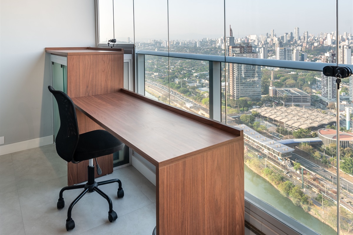 Detalhe funcional com vista 🌆 Ambiente funcional e iluminado, equipado para produtividade. Aproveite a vista única da cidade enquanto trabalha com toda a infraestrutura do River One.