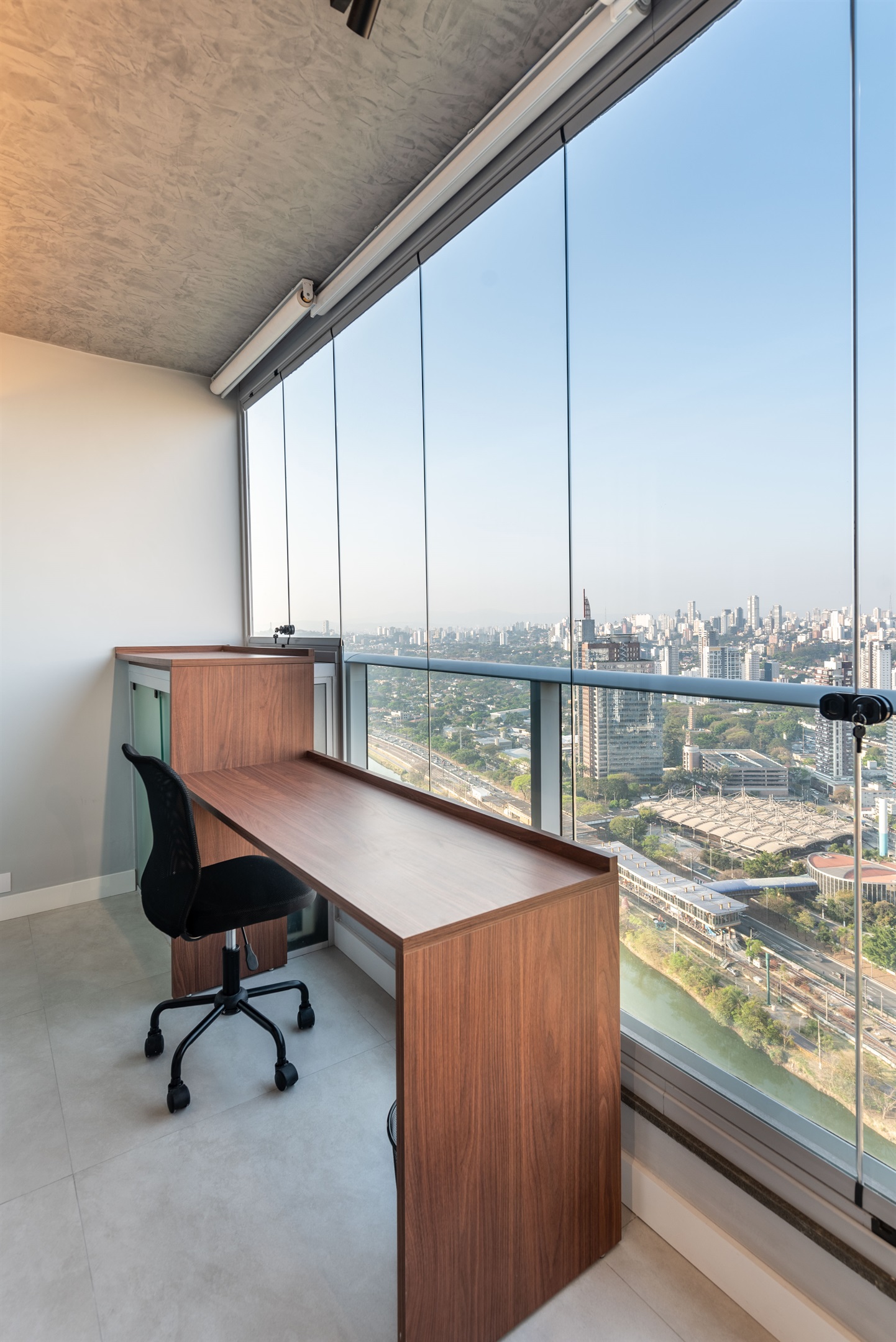 Detalhe funcional com vista 🌆 Ambiente funcional e iluminado, equipado para produtividade. Aproveite a vista única da cidade enquanto trabalha com toda a infraestrutura do River One.