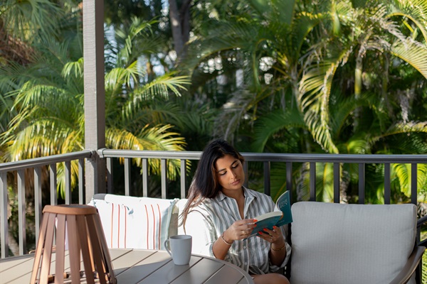 Shaded outdoor banquette just off the kitchen—ideal for smoothies, slow mornings & peekaboo views of Sarasota Bay.