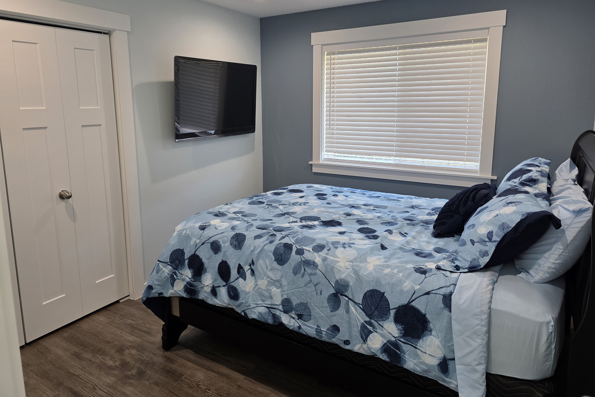 Middle Bedroom