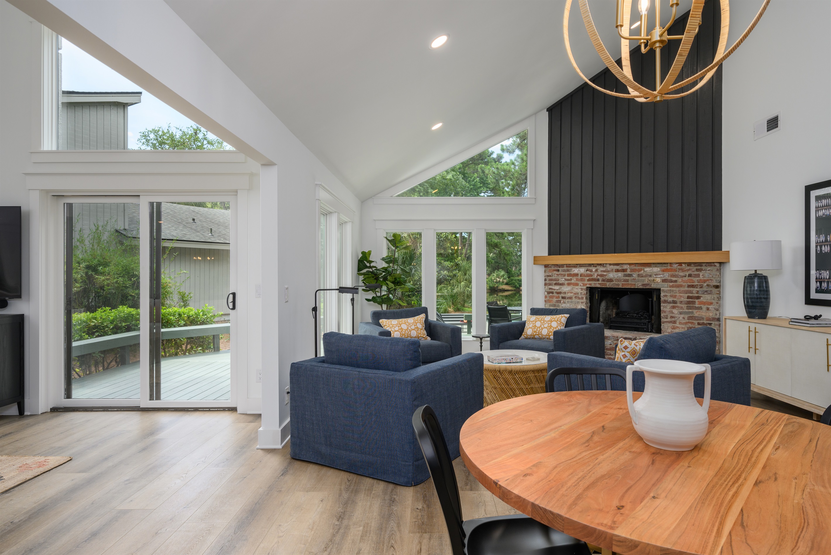 Living room with great view out to the pool