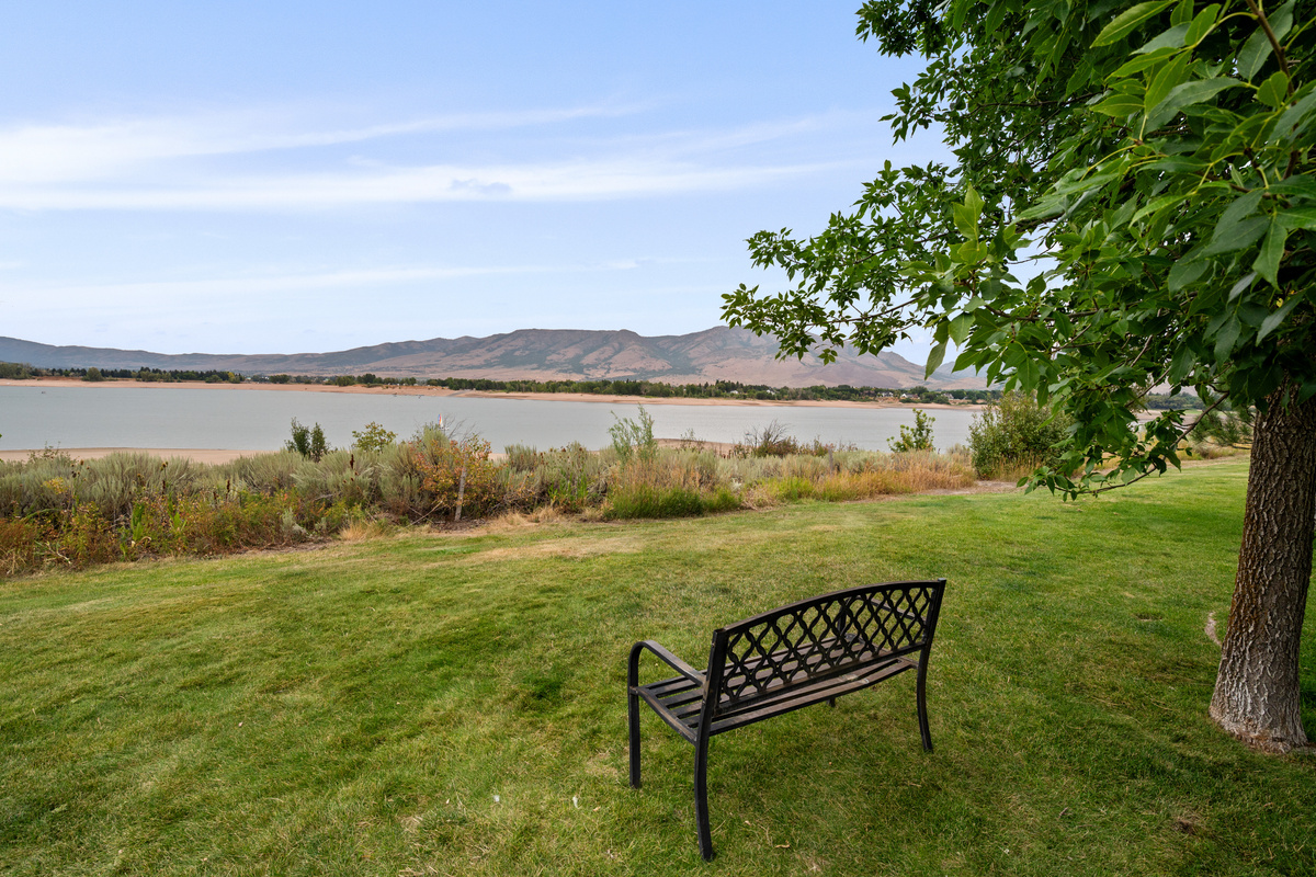 Step outside to the expansive lawn and enjoy peaceful views across Pineview Reservoir.