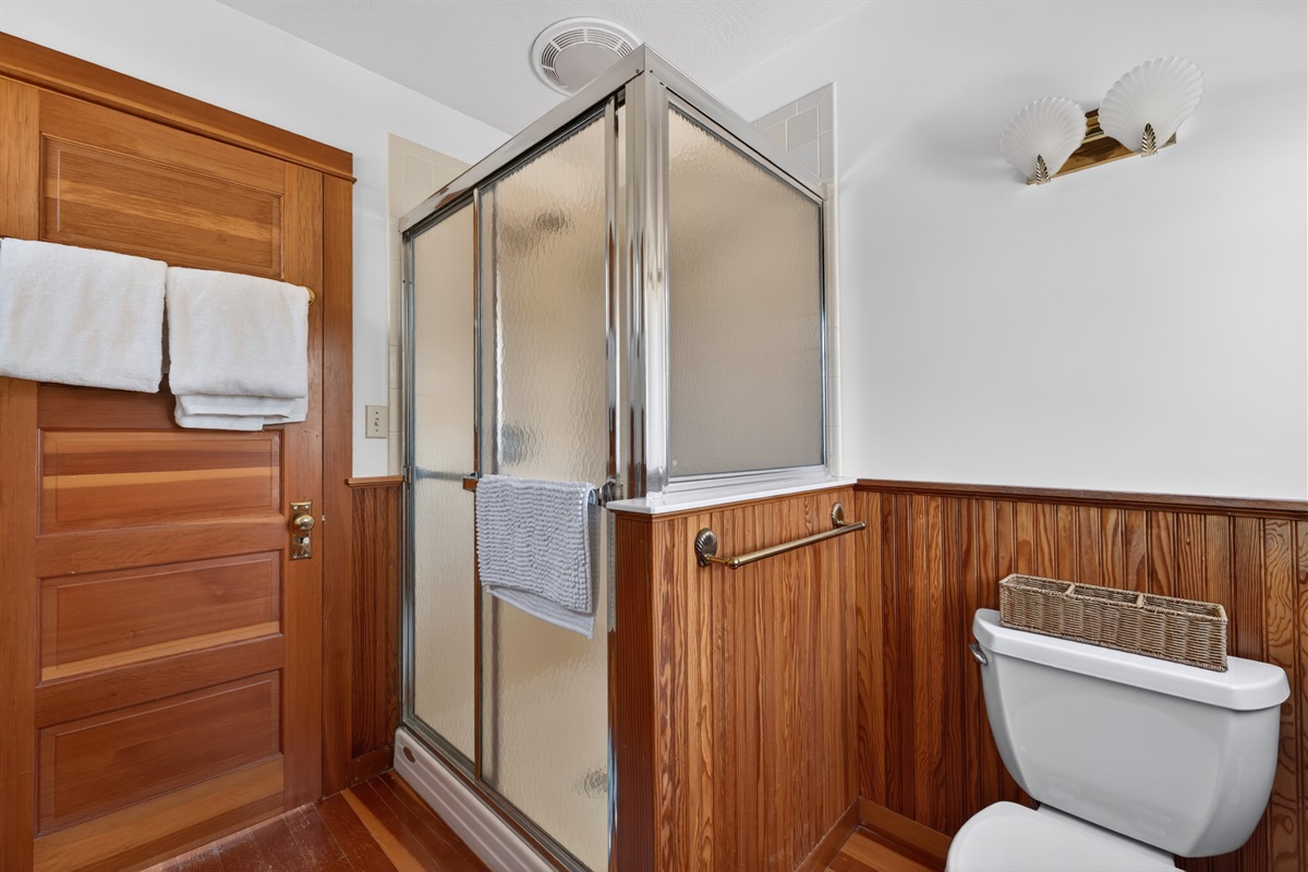 Unwind in this convenient ensuite bathroom, perfect for a fresh and easy shower. 🌿