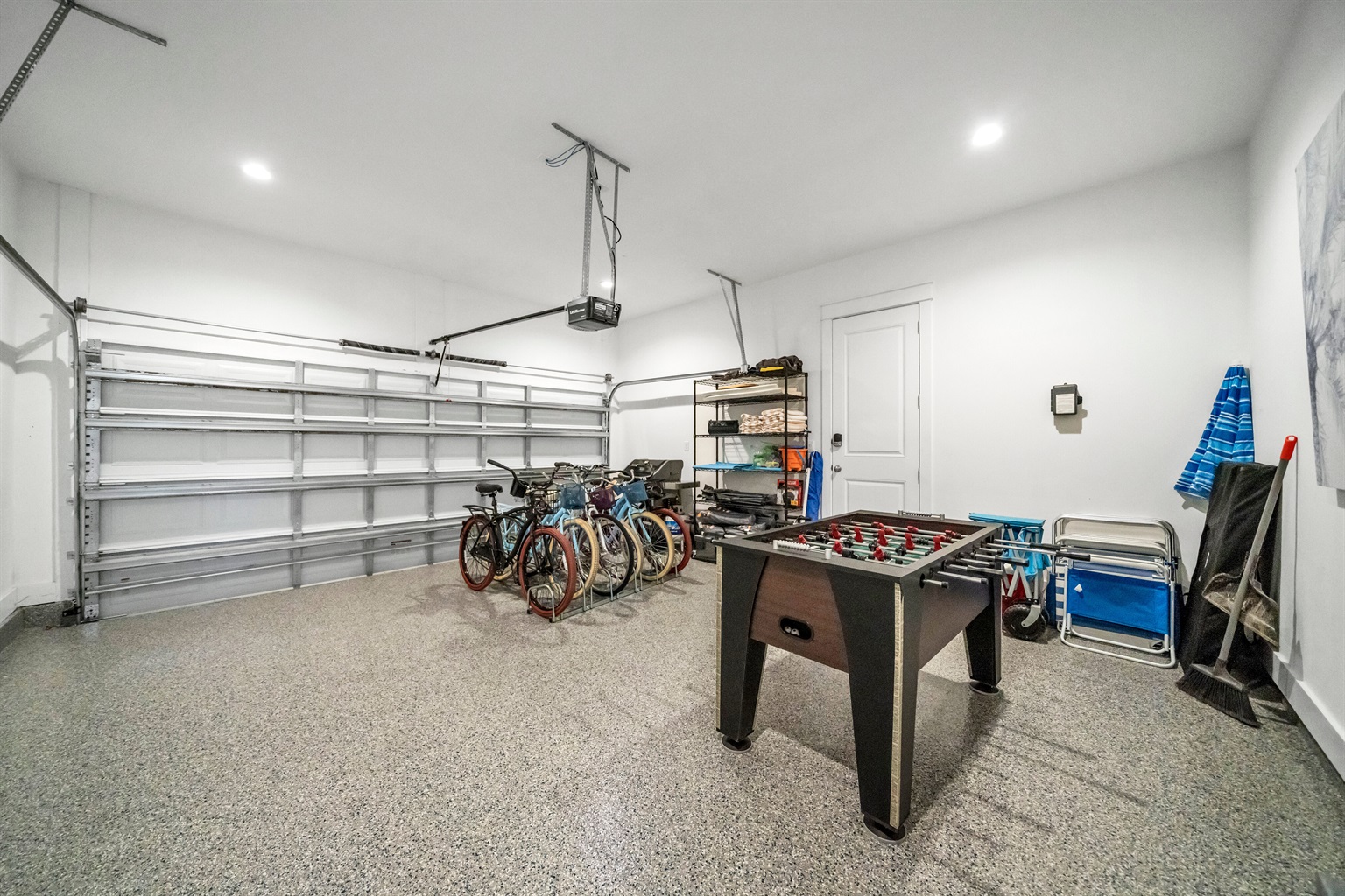 Game room and bikes to ride to the beach