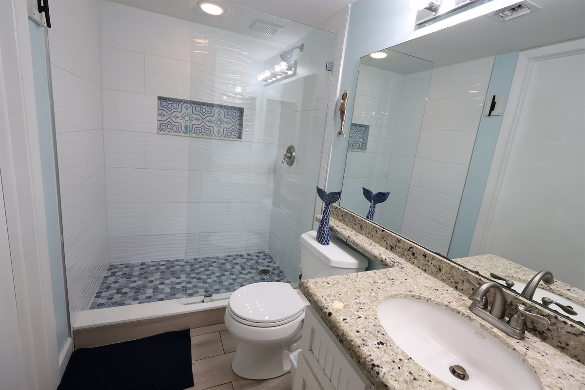 Modern and recently renovated bathroom with a touch of the subtropics