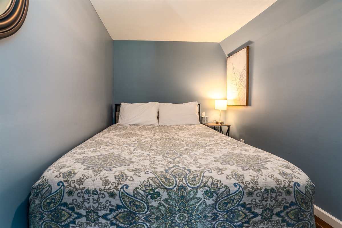 Bedroom with Queen bed