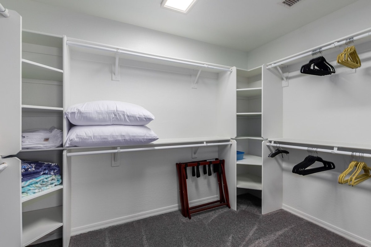 Master Bedroom Walk in Closet