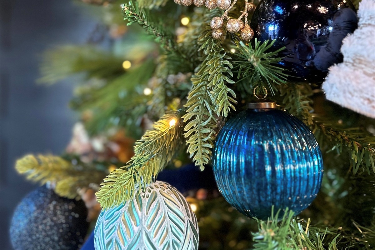 Beautiful holiday ornaments and warm lights add festive charm to our Broken Bow cabin. 💙🌲✨