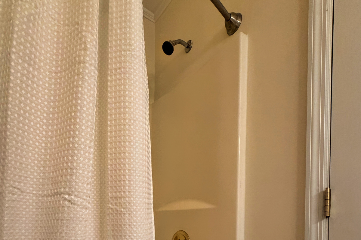 2nd floor hallway bathroom with tub/shower combo