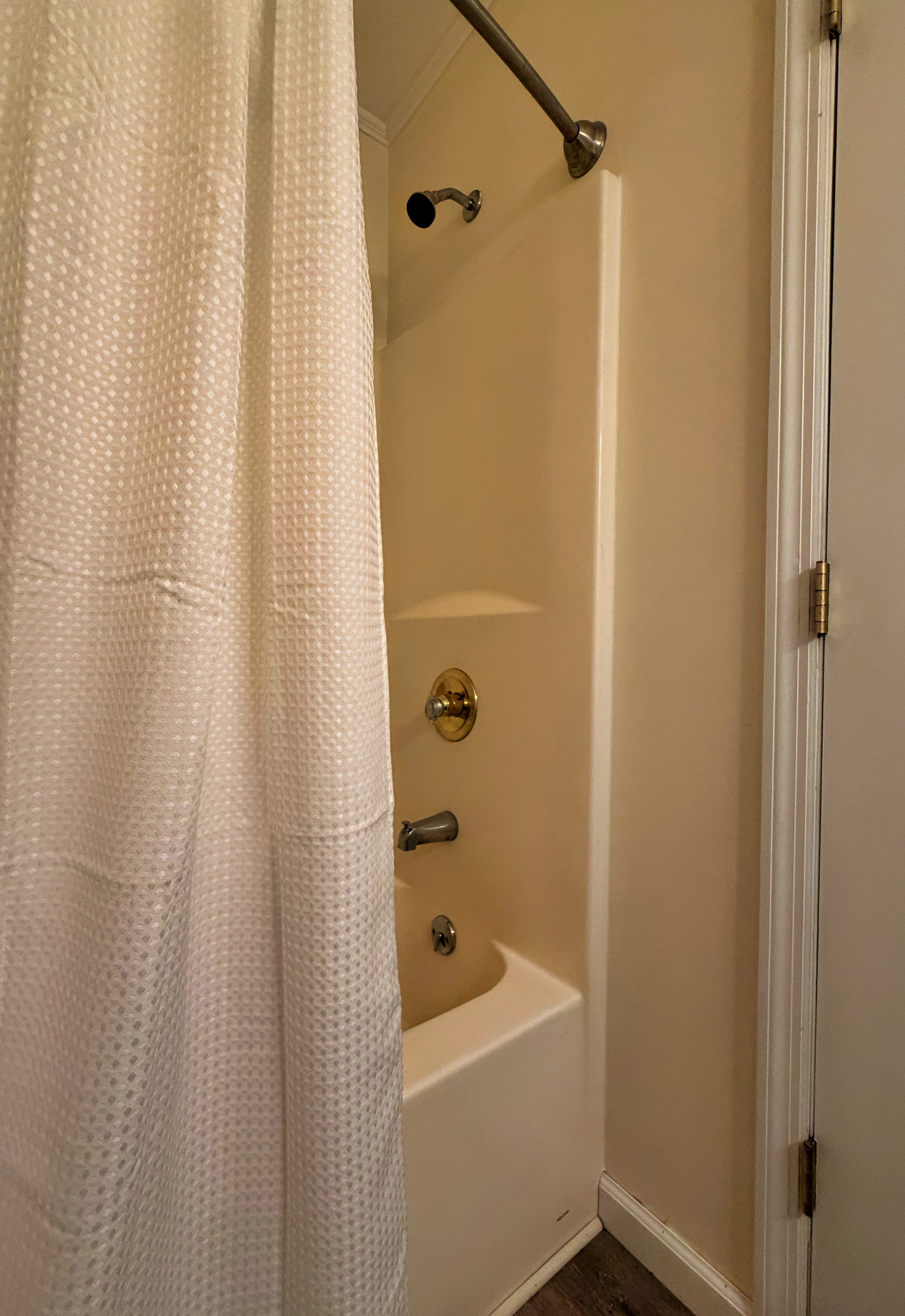 2nd floor hallway bathroom with tub/shower combo