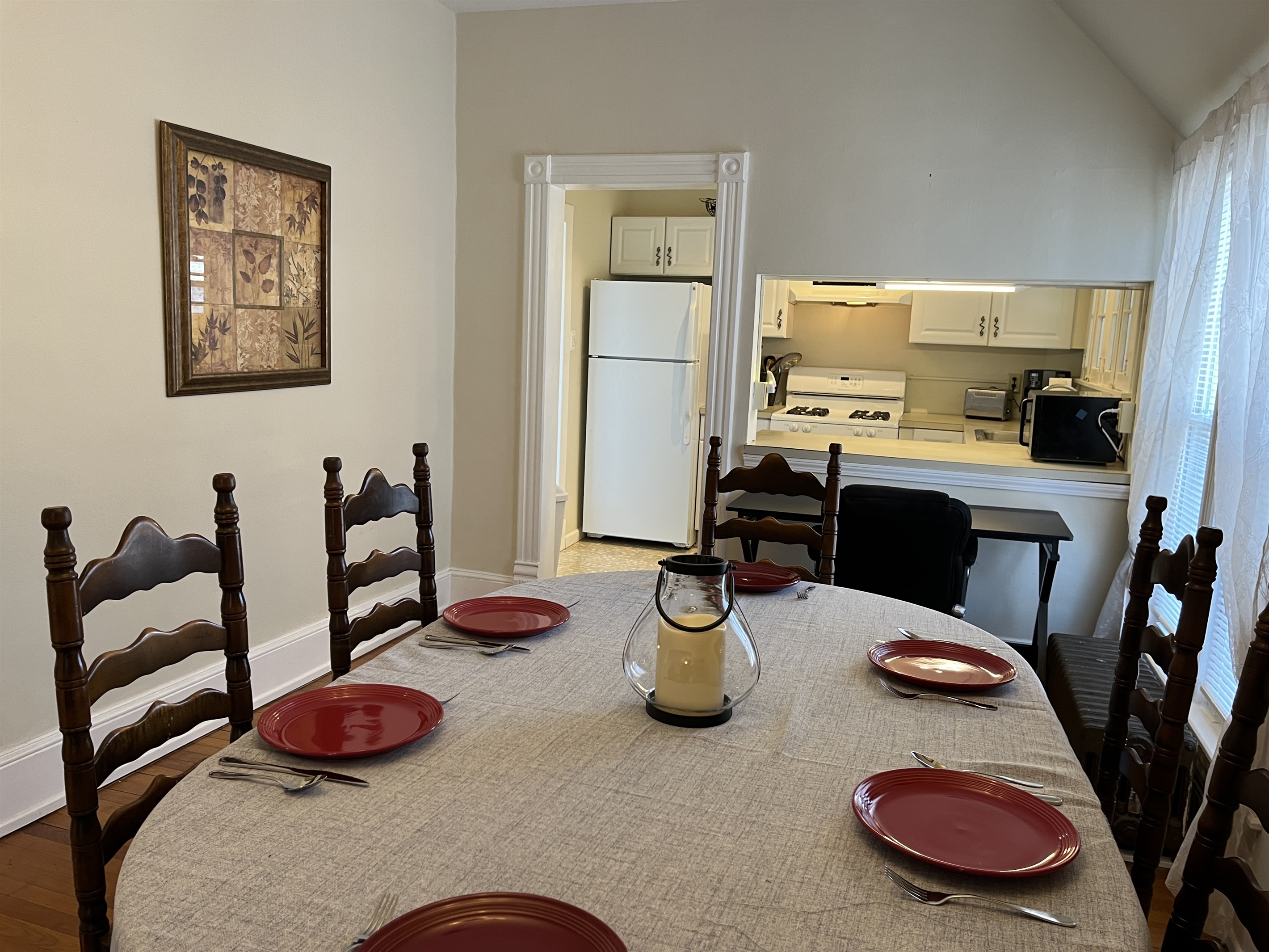 Kitchen right next to dining for quick meals to table