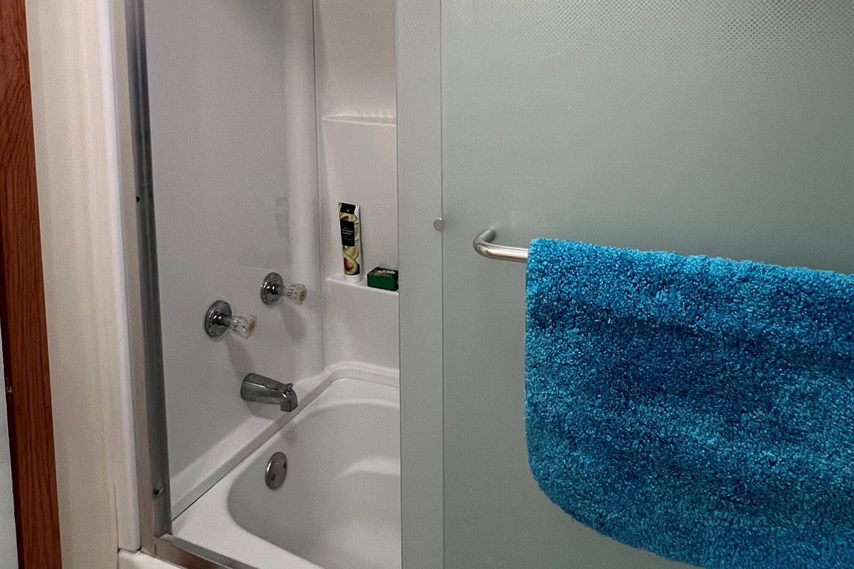1st floor bathroom with tub/shower