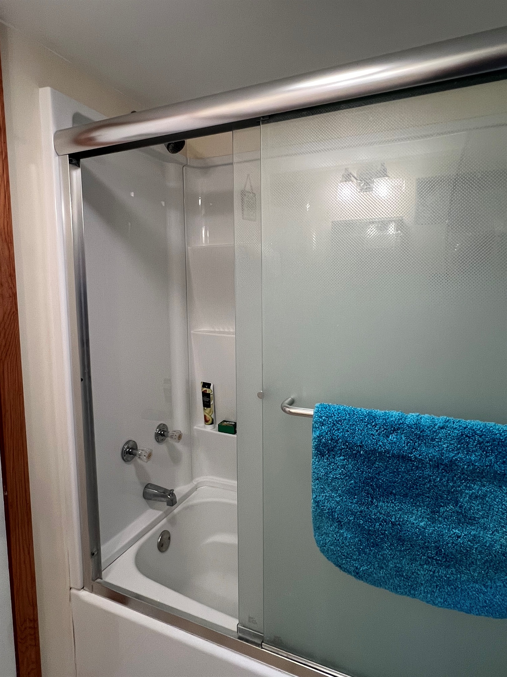 1st floor bathroom with tub/shower