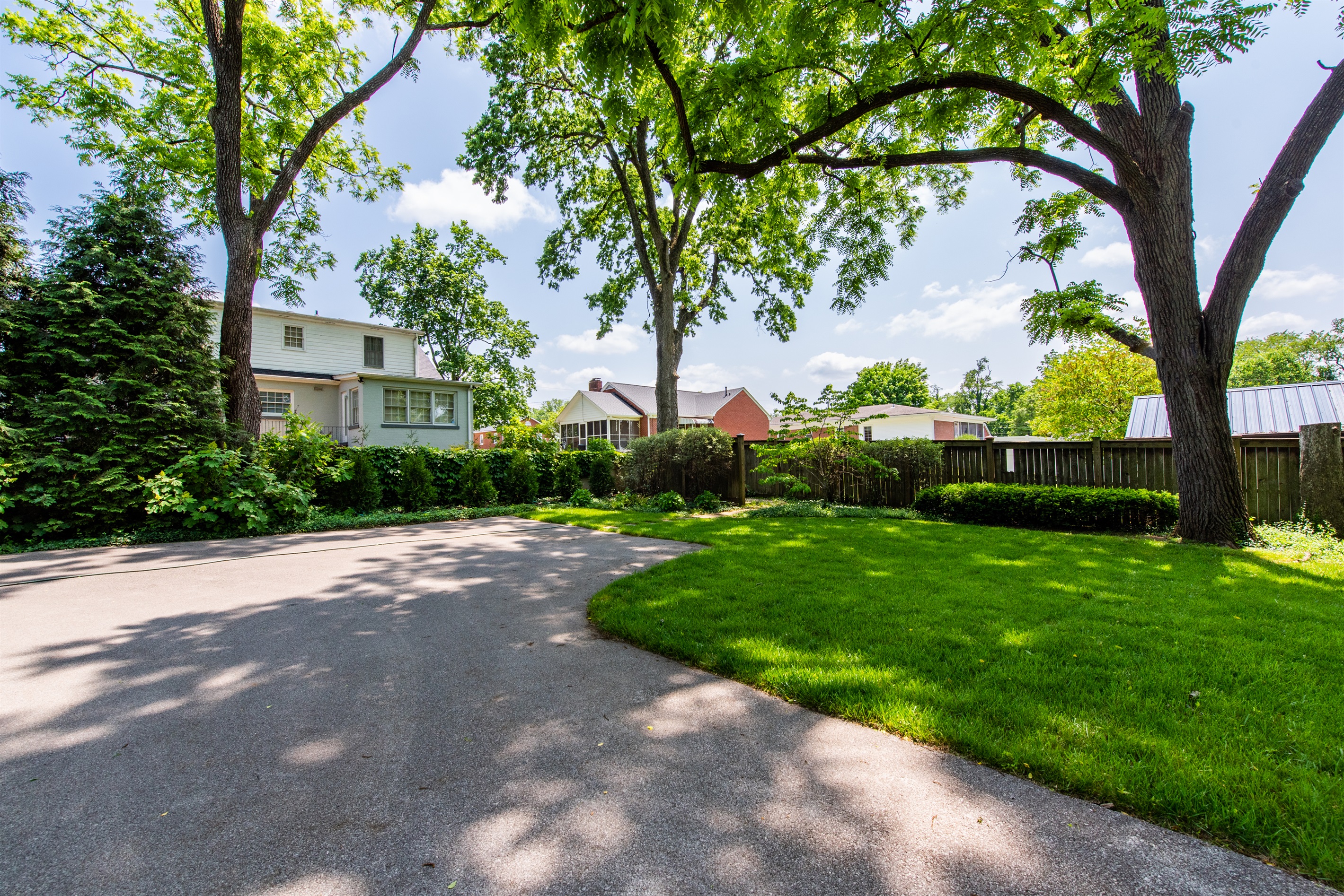 A beautiful spacious backyard to enjoy the quietness of Horse country