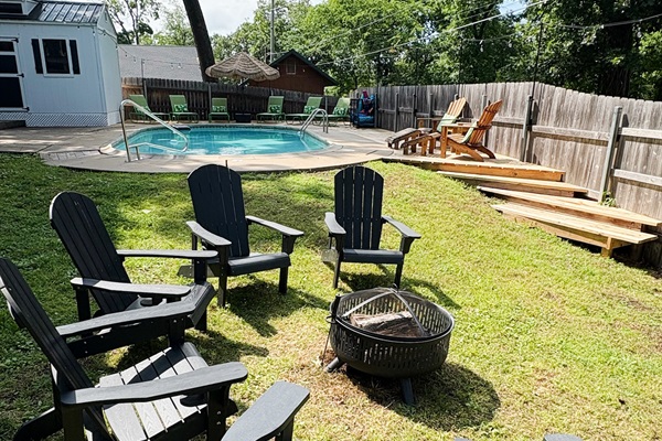 Firepit & Pool Area