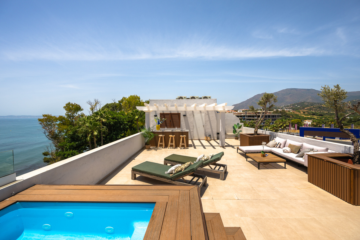 Rooftop terrace with a view & private plunge pool