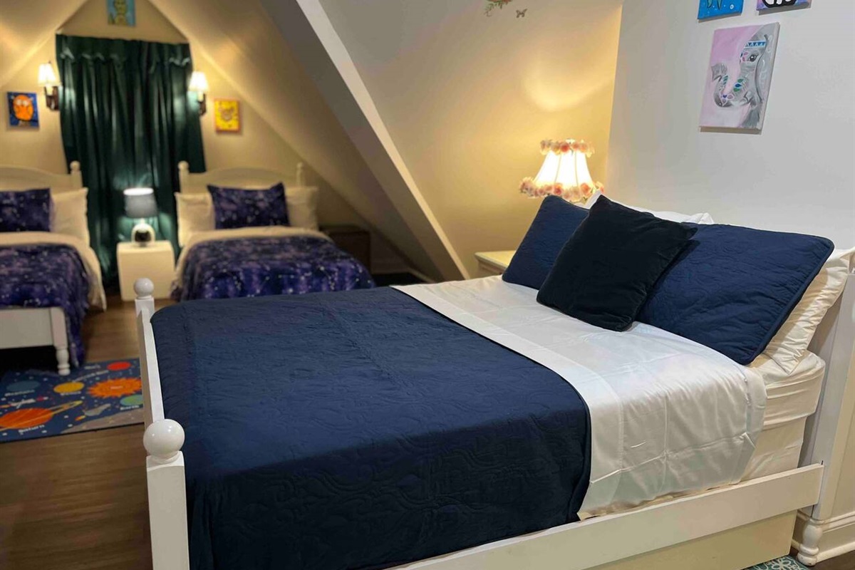 Bedroom #9 - 4 Twins & 1 Double + 1 Trundle Bed